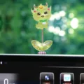 Mignon dragon résine tableau de bord voiture bobblehead figurine printemps décoration accessoire. - Bébé Dragon (Style Feuille) / 1 Pièce / Vert Transparent