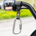 Gancho universal para manillar de moto correa de nylon negro mosquetón metálico para casco - Con Candado / 1 Pieza/Paquete / Plateado