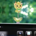 Adorable petit dragon de bébé ornement de tableau de bord de voiture, jouet à ressort pour auto. - Bébé Dragon (Style Feuille) / 1 Pièce / Jaune Transparent