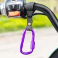 Gancio portaoggetti universale per manubrio moto e bici elettrica con moschettone viola. - Con Lucchetto / 1 Pezzo/Confezione / Viola