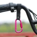 Gancio universale per manubrio di monopattino elettrico con moschettone in metallo. - Con Lucchetto / 1 Pezzo/Confezione / Rosso rosa