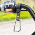Gancio universale per manubrio moto, cinturino nero con robusto moschettone in metallo per e-bike. - Gancio Semplice / 1 Pezzo/Confezione / Argento