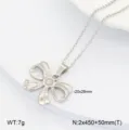 Vue détaillée d'un collier pendentif nœud élégant en acier inoxydable 304 avec dimensions. - Nœud / Acier