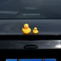 Divertido adorno de coche con pato dedo medio amarillo decoración de escritorio accesorios - Pato Grande y Pequeño Dedo Medio / Paquete de 2 / Amarillo