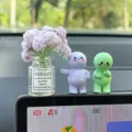 Adorno lindo para salpicadero de coche con tarro de flores, decoración interior. - Gipsófila violeta con figuritas violeta y verde y pegamento sin rastro