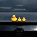 Conjunto de adornos de coche de pato de goma amarillo divertido, decoración exterior. - Pato Grande y Pequeño Dedo Medio / 3 Piezas/Paquete / Amarillo