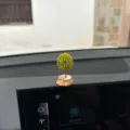Mini adorno de árbol de coche tablero planta verde decoración micro paisaje accesorio SKU - Base Mariposa Árbol Pequeño de Flores Amarillas
