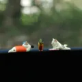 Lindo juego de figuras de gato de resina para tablero de coche, adorno de escritorio en miniatura - Gato Leyendo + Gato Fotógrafo + Café Helado