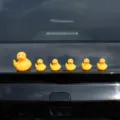 Lustige Mittelfinger gelbe Ente Auto Ornament Set, 1 große und 5 kleine süße Harz Auto Dekoration. - Große & Kleine Mittelfinger Ente / 6 Stücke / Gelb