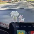 Adorno para salpicadero de coche linda figura de ciervo con mini florero de aromaterapia - Jarrón Paniculata + Ciervo Arrodillado / Blanco