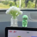 Lindo adorno para salpicadero de coche mini figura verde muñeca de resina decoración - Gipsófila blanca y figurita verde con pegamento sin rastro