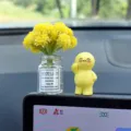 Decoración de salpicadero de coche mini florero amarillo y muñeca de dibujos animados - Gipsófila amarilla y figurita amarilla con pegamento sin rastro