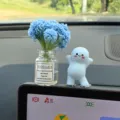 Adorno lindo para tablero de coche mini figura de dibujos animados con botella de flores azules - Gipsófila azul y figurita azul con pegamento sin rastro