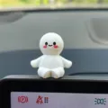 Lindo mini adorno para tablero de coche, decoración interior de muñeca blanca - Figura blanca (adhesivo incluido)