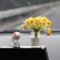 Lindo adorno de coche de conejo con florero amarillo, decoracion creativa de tablero - Conejo Olfateador + Jarrón de Begonia Amarilla