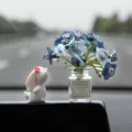Adorno de conejo lindo para coche con flores de tela azul en un florero de vidrio. - Conejo Olfateador + Jarrón de Begonia Azul