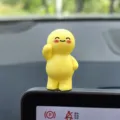 Lindo mini personaje de dibujos animados amarillo adorno de tablero de auto estilo adorable - Figura amarilla (adhesivo incluido)