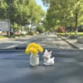 Mini conjunto decoración coche con bonita figura de ciervo y florero para salpicadero. - Jarrón Paniculata + Ciervo Arrodillado / Amarillo