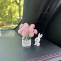 Mini florero para tablero de auto con flores rosas y linda figura de conejo decor - Jarrón Paniculata + Conejo Sonriente / Rosa