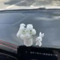 Mini juego de decoracion para salpicadero de coche con conejito blanco y florero. - Jarrón Paniculata + Conejo Sonriente / Blanco