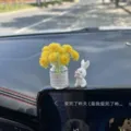 Mini adorno para salpicadero de coche con conejo blanco y florero de cristal amarillo. - Jarrón Paniculata + Conejo Sonriente / Amarillo