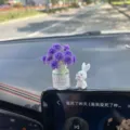 Mini adorno para salpicadero de coche figura de conejo bonito con florero de cristal. - Jarrón Paniculata + Conejo Sonriente / Púrpura