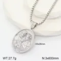 Vue détaillée du collier pendentif religieux en acier inoxydable avec portrait ovale en relief 3D. - Style Couleur Acier 2