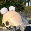 Carino casco da moto con pon pon soffici e visiera trasparente accessorio di protezione - Bianco