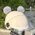 Casco da moto beige con simpatiche orecchie pon pon in peluche grigio e visiera - Grigio