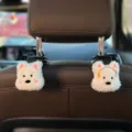 Leuke witte hond auto hoofdsteun haak pluche multifunctionele stoel achterhanger voor tas - Verlegen Puppy + Hoofdtelefoon Puppy