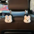 Schattige Westie Hond Auto Hoofdsteun Haken Pluche Puppy Voor Achterbank 2 Stuks - Hoed Puppy + Hoofdtelefoon Puppy