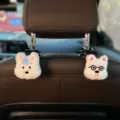 Schattige autostoel haak witte hond, pluche puppy hoofd variant met blauwe pet en stijlvolle bril. - Hoed Puppy + Bril Puppy