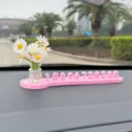 Rosa Auto temporäres Parknummernschild mit süßem Gänseblümchen Blumenvasen Dekoration. - Weiße Margerite + Rosa Basis