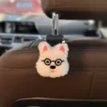 Schattige Westie pluche autostoel hoofdsteun haak, multifunctionele ophanghaak voor auto. - Bril Hond