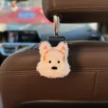 Mooi leuk pluizig wit hond autostoel haak, zacht pluche hangend auto accessoire. - Hoofdtelefoon Hond