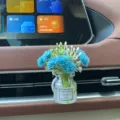Auto Lüftungsschlitz Vase Aromatherapie Ornament mit blauen Kunstblumen Glasflasche. - Blaues Schleierkraut