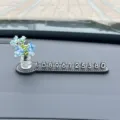 Auto temporäres Parknummernschild mit blauer Blumenvase Armaturenbrett Dekoration. - Blaue Begonie + Schwarze Basis