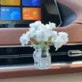 Auto Lüftungsöffnung Parfümflasche mit weißen künstlichen Blumen Innendekoration - Kleine weiße Blume