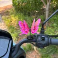 Decoración de mariposa móvil 3D para manillar de vehículo eléctrico y accesorio de casco. - Mariposa de Lunares Rosas / Rosa