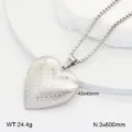 Vue rapprochée du collier médaillon cœur en acier inoxydable avec détails et dimensions. - 42x40mm / Argent Motif