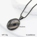 Détail de collier pendentif médaillon ovale en acier inoxydable, beau bijou anthracite. - Médaillon Ovale / Noir