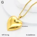 Vue détaillée du collier pendentif médaillon cœur doré avec dimensions et acier robuste. - 42x40mm / Style Surface Plate Dorée
