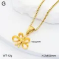 Vue détaillée du collier pendentif papillon en acier inoxydable doré avec dimensions. - Collier pendentif papillon