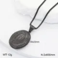 Vue rapprochée du collier pendentif ovale en acier inoxydable noir gravure religieuse. - Médaillon Figure Ovale / Noir