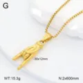 Vue rapprochée du collier pendentif geste rock en acier inoxydable doré, finition brillante. - L / Or