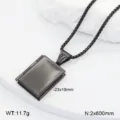 Gros plan détaillé du collier pendentif médaillon livre en acier inoxydable noir avec dimensions. - Médaillon de Livre / Noir