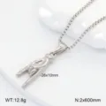 Gros plan détaillé du pendentif geste de la main, chaîne en acier inoxydable, dimensions et poids. - M / Acier