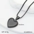 Vue détaillée de collier pendentif médaillon cœur noir, bijoux en acier inoxydable. - Médaillon Cœur Plat / Noir