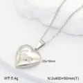Collier pendentif médaillon cœur en acier inoxydable avec texte gravé, vue détaillée finition lisse. - Médaillon Cœur Lettre / Argent
