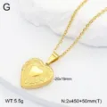 Gros plan détaillé du collier pendentif médaillon cœur doré en acier inoxydable fin. - Médaillon Imprimé Cœur / Or